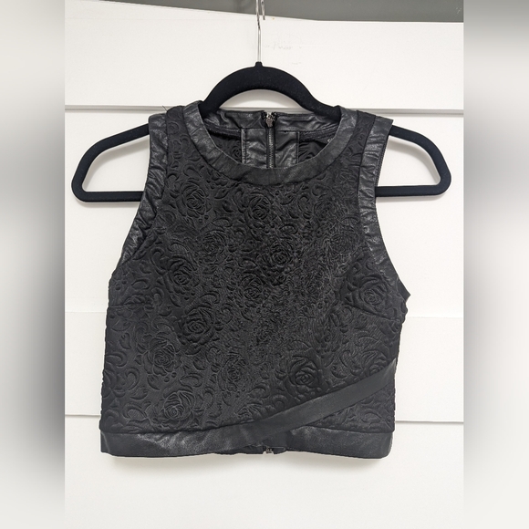 Guess Black Floral Crop Top - Picture 1 of 12